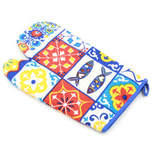 Load image into Gallery viewer, 100% Cotton Set of 2 Oven Mitts With Portuguese Tile Pattern
